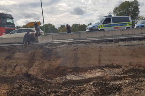 Der Attentäter Stephan B. liegt hinter einer Beton-Sperre auf dem Bauch. Zwei Polizisten, einer in Zivil, fixieren ihn am Boden