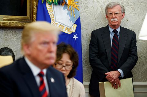 John Bolton (r.) beäugt US-Präsident Donald Trump mit kritischem Blick
