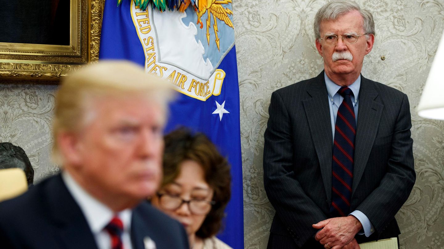 John Bolton (r.) beäugt US-Präsident Donald Trump mit kritischem Blick