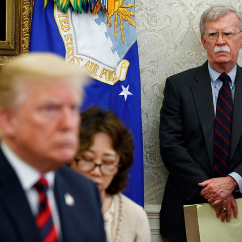 John Bolton (r.) beäugt US-Präsident Donald Trump mit kritischem Blick