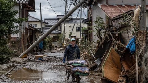 Ein Mann bei Aufräumarbeiten in Hoyasu in der Nähe von Nagano
