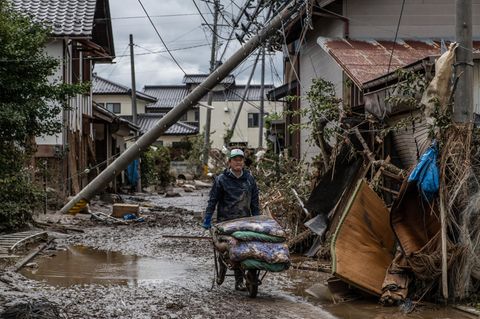 Ein Mann bei Aufräumarbeiten in Hoyasu in der Nähe von Nagano