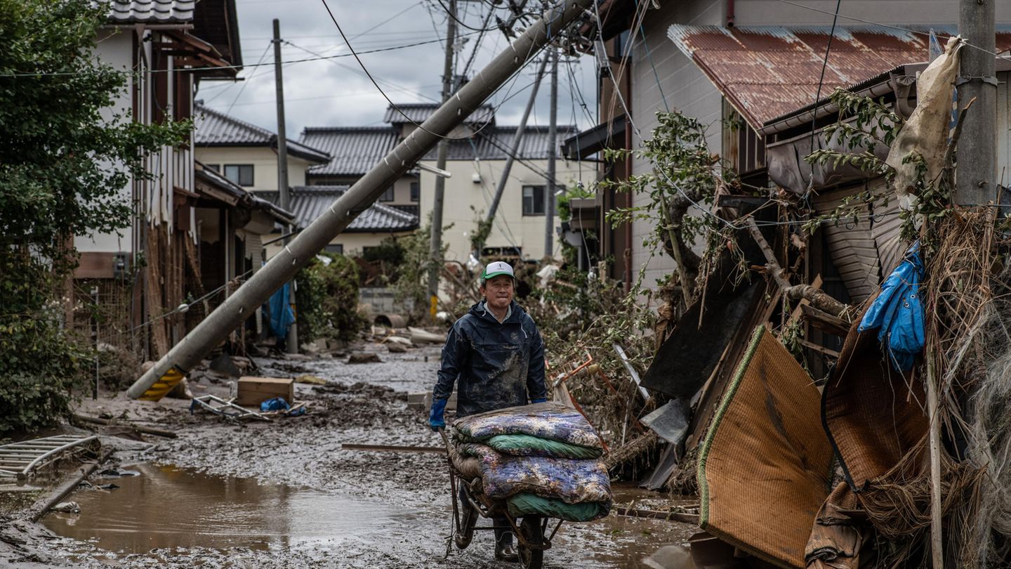 Ein Mann bei Aufräumarbeiten in Hoyasu in der Nähe von Nagano