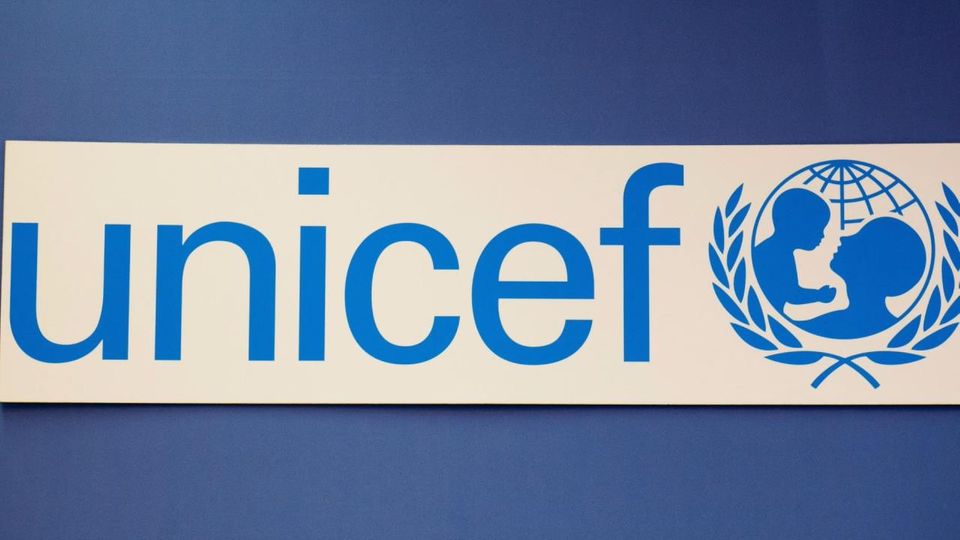Auf weißem Hintergrund steht der blaue "Unicef"-Schriftzug mit dem Logo daneben