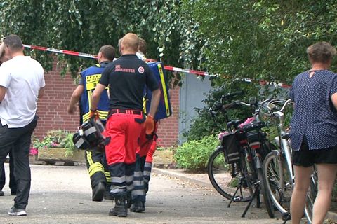 Rettungskräfte betreten ein Grundstück in Neuenkirchen