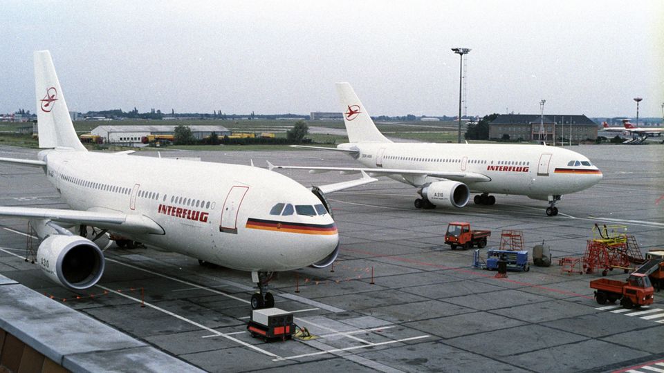 Ostdeutsche Fluggesellschaft: Westlichen Fluggerät für die Interflug: In den letzten beiden Jahren der DDR-Fluggesellschaft konnten einige Piloten auf den Airbus A310 umschulen. Westlichen Fluggerät für die Interflug: In den letzten beiden Jahren der DDR-Fluggesellschaft konnten einige Piloten auf den Airbus A310 umschulen.