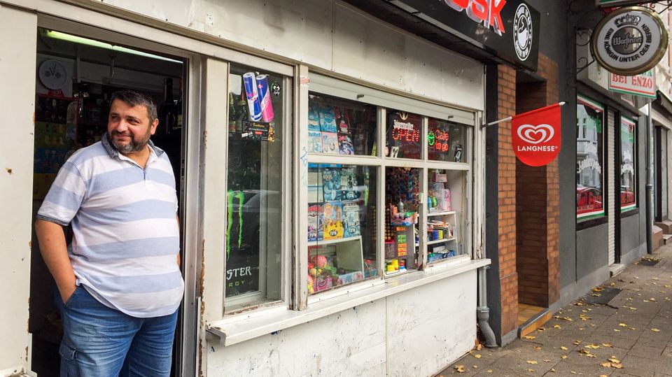 Kioskbesitzer Altan Cakaliglu steht im Eingangs seines Kiosks, der bei der Kurden-Demo von Demonstranten angegriffen worden war Kioskbesitzer Altan Cakaliglu steht im Eingangs seines Kiosks, der bei der Kurden-Demo von Demonstranten angegriffen worden war