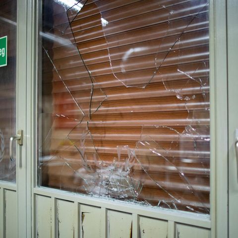 Eine beschädigte Fensterscheibe eines türkischen Cafes in Herne