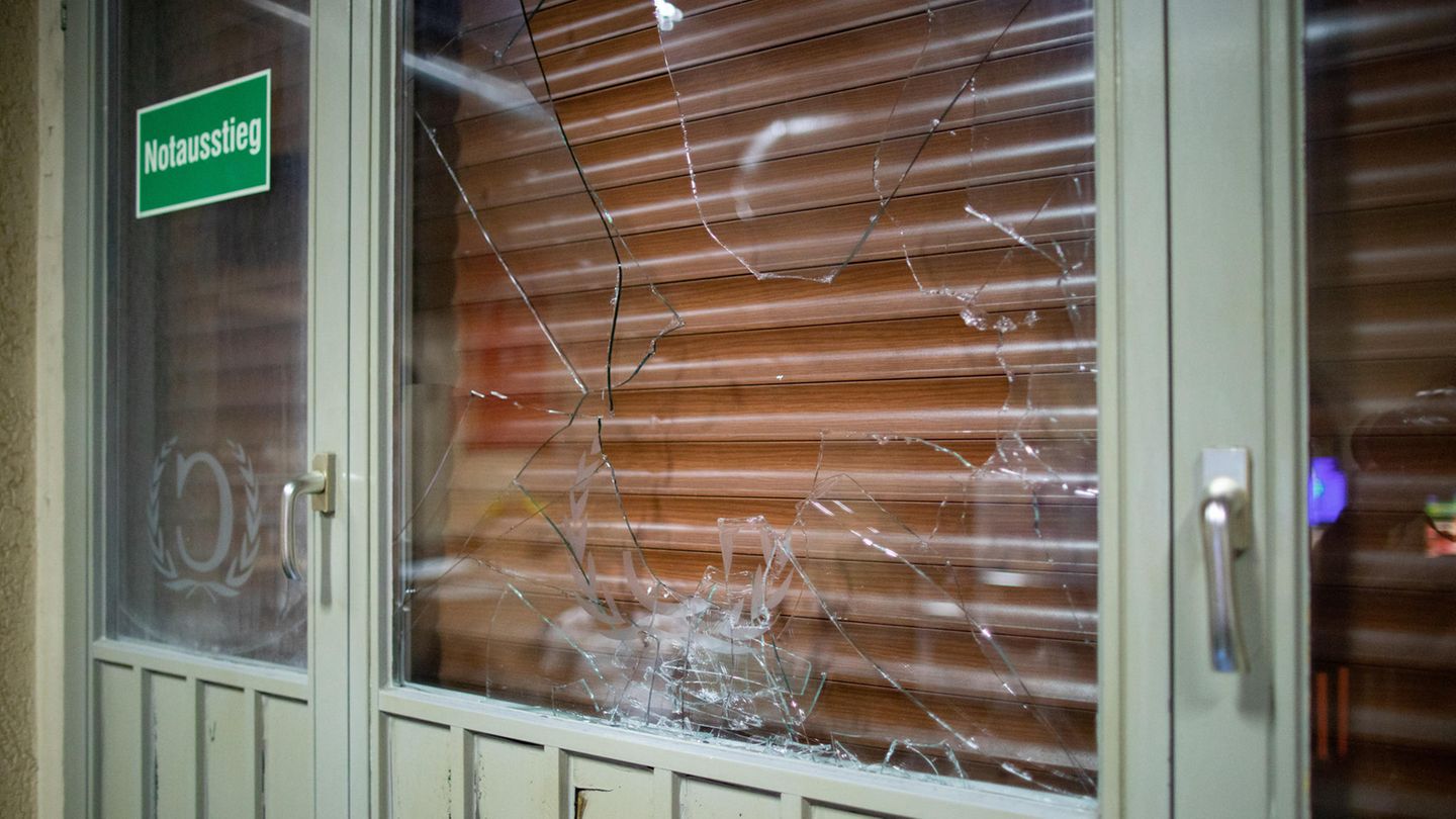 Eine beschädigte Fensterscheibe eines türkischen Cafes in Herne