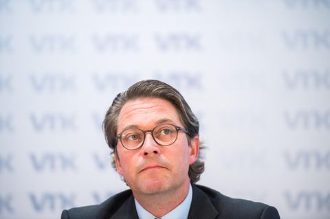 Verkehrsminister Andreas Scheuer blickt nachdenklich