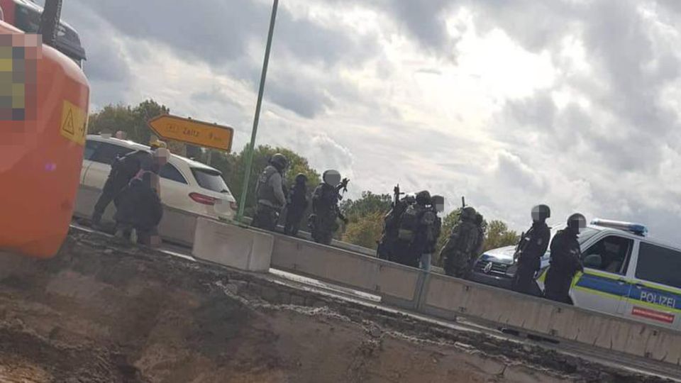 Ein weiteres Foto, das die Festnahme von Stephan B. zeigt Ein weiteres Foto, das die Festnahme von Stephan B. zeigt