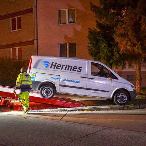 Ein Hermes-Transportwagen wird bei Dunkelheit abtransportiert
