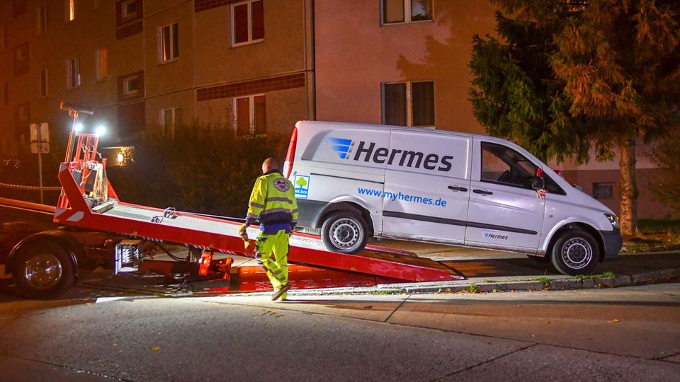 Hermes-Transportwagen in Haldensleben Ein Hermes-Transportwagen wird bei Dunkelheit abtransportiert