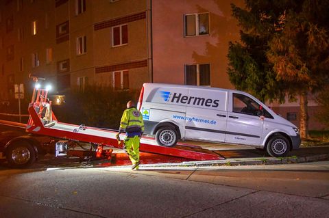 Ein Hermes-Transportwagen wird bei Dunkelheit abtransportiert
