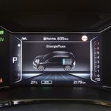 Die Anzeigenvielfalt des Cockpits ist zunächst etwas verwirrend