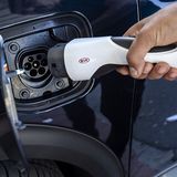 An einer 240-Volt-Ladestation (3,3 kW) sind die Akkus mit einem Typ 2 Stecker nach 135 Minuten wieder gefüllt