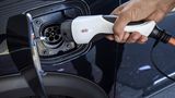 An einer 240-Volt-Ladestation (3,3 kW) sind die Akkus mit einem Typ 2 Stecker nach 135 Minuten wieder gefüllt