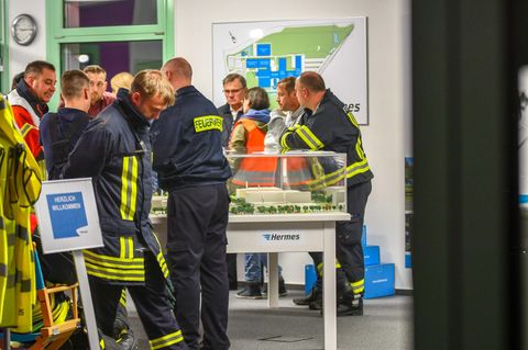 Sachsen-Anhalt, Haldensleben: Mitarbeiter der Feuerwehr stehen im Hermes Logistikzentrum