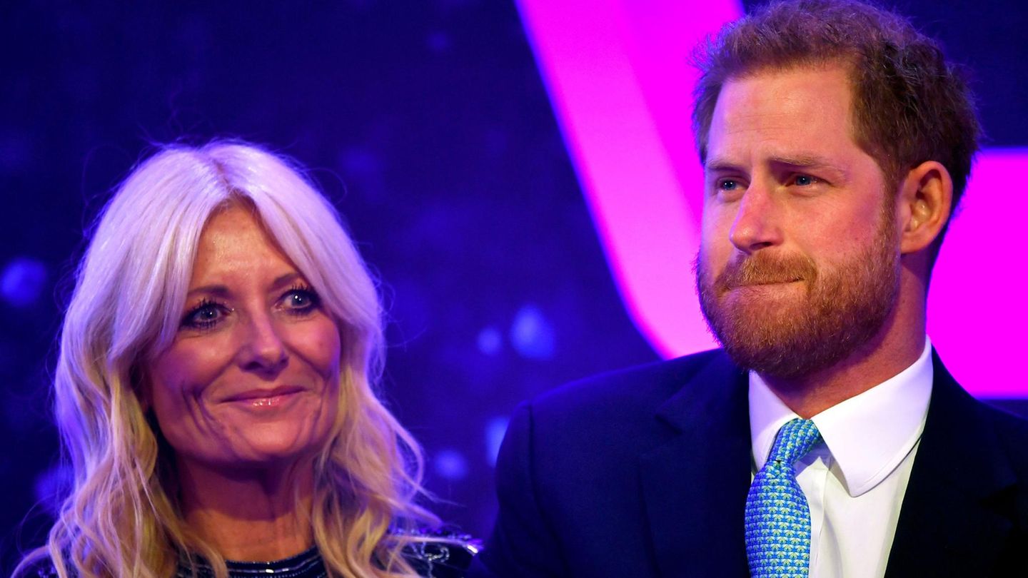 Prinz Harry weint und wird von Moderatorin Gaby Roslin getröstet