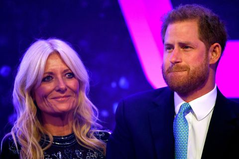 Prinz Harry weint und wird von Moderatorin Gaby Roslin getröstet