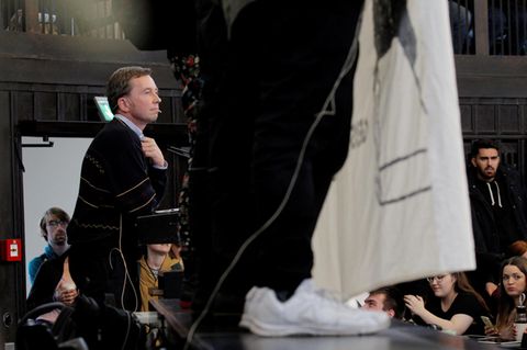 AfD-Mitgründer Bernd Lucke (l.) versucht an der Universität Hamburg seine Antritts-Vorlesung zu halten