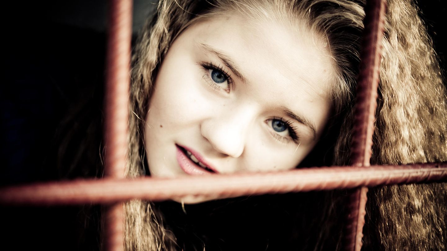 Mädchen hinter Gittern