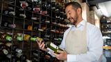 Unterschätzen Sie nicht die Bedeutung, einen guten Draht zum Weinfachverkäufer zu haben  Im Supermarkt und Discounter steht niemand zur Seite um Sie am Weinregal zu beraten. Dafür aber der unabhängige Weinfachverkäufer. Der lernt Sie nicht nur mit der Zeit kennen, sondern auch Ihren Geschmack und kann Sie daher gezielt beraten.