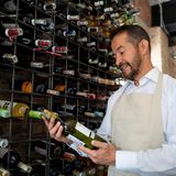 Unterschätzen Sie nicht die Bedeutung, einen guten Draht zum Weinfachverkäufer zu haben  Im Supermarkt und Discounter steht niemand zur Seite um Sie am Weinregal zu beraten. Dafür aber der unabhängige Weinfachverkäufer. Der lernt Sie nicht nur mit der Zeit kennen, sondern auch Ihren Geschmack und kann Sie daher gezielt beraten.