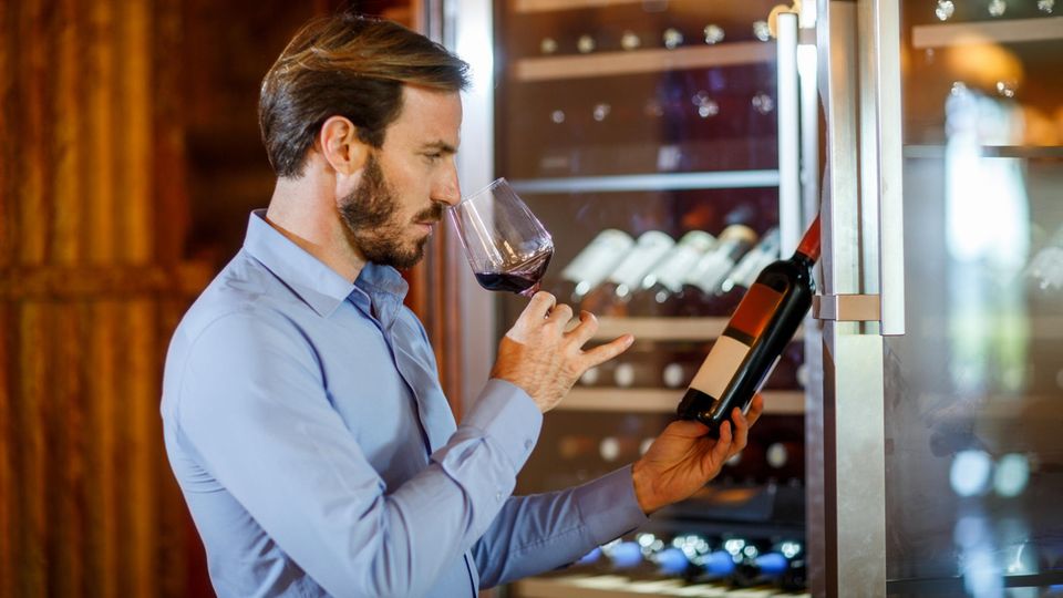 Geben Sie nicht vor, etwas über Wein zu wissen, obwohl Sie keine Ahnung haben  Es ist völlig in Ordnung, kein Profi in Sachen Wein zu sein. Im Restaurant bieten Sommeliers Hilfestellung, im Handel die Weinfachverkäufer. 