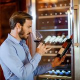 Geben Sie nicht vor, etwas über Wein zu wissen, obwohl Sie keine Ahnung haben  Es ist völlig in Ordnung, kein Profi in Sachen Wein zu sein. Im Restaurant bieten Sommeliers Hilfestellung, im Handel die Weinfachverkäufer. 