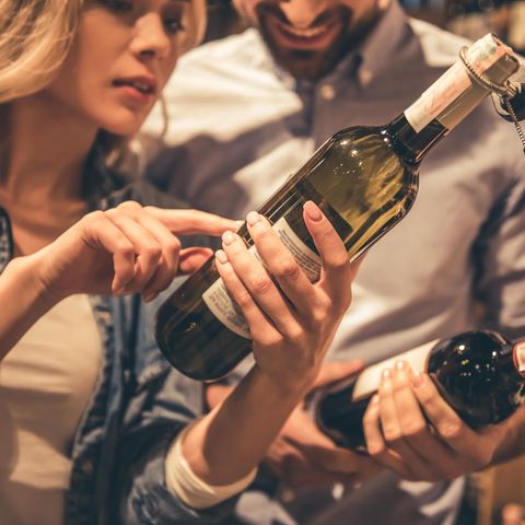 Kaufen Sie Wein niemals nur nach Etikett  Ein Etikett sagt ihnen nichts über den Wein, obwohl ein schönes Etikett natürlich eher ins Auge fällt. Werfen Sie deshalb immer einen Blick auf das Rücketikett, das gibt Auskunft über den Alkoholgehalt, aus welcher Region oder gar von welchem Winzer der Wein stammt und aus welcher Rebsorte er produziert wurde.