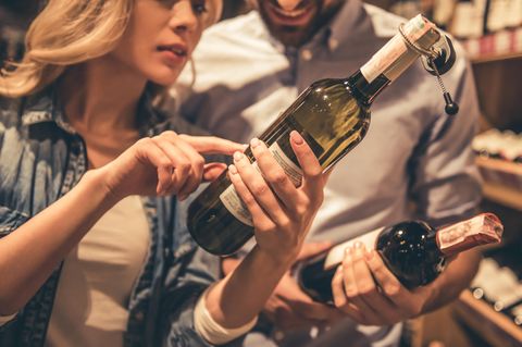 Kaufen Sie Wein niemals nur nach Etikett  Ein Etikett sagt ihnen nichts über den Wein, obwohl ein schönes Etikett natürlich eher ins Auge fällt. Werfen Sie deshalb immer einen Blick auf das Rücketikett, das gibt Auskunft über den Alkoholgehalt, aus welcher Region oder gar von welchem Winzer der Wein stammt und aus welcher Rebsorte er produziert wurde.