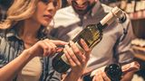 Kaufen Sie Wein niemals nur nach Etikett  Ein Etikett sagt ihnen nichts über den Wein, obwohl ein schönes Etikett natürlich eher ins Auge fällt. Werfen Sie deshalb immer einen Blick auf das Rücketikett, das gibt Auskunft über den Alkoholgehalt, aus welcher Region oder gar von welchem Winzer der Wein stammt und aus welcher Rebsorte er produziert wurde.