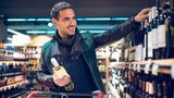 Kaufen Sie nicht die zweit günstigste Flasche Wein  Man sagt, die zweit günstigste Flasche Wein auf der Karte oder im Supermarkt ist eine gute Idee. Da steckt natürlich nichts dahinter, aber Sie treffen bestimmt eine gute Wahl, wenn Sie im mittleren Preissegment nach einer geeigneten Flasche Wein suchen. 