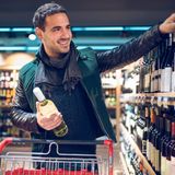 Kaufen Sie nicht die zweit günstigste Flasche Wein  Man sagt, die zweit günstigste Flasche Wein auf der Karte oder im Supermarkt ist eine gute Idee. Da steckt natürlich nichts dahinter, aber Sie treffen bestimmt eine gute Wahl, wenn Sie im mittleren Preissegment nach einer geeigneten Flasche Wein suchen. 