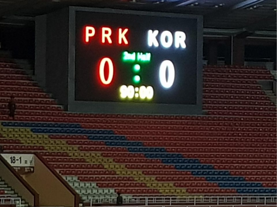 Die Anzeigetafel im Kim-Il-Sung-Stadion zeigt den Endstand des Spiels: 0:0