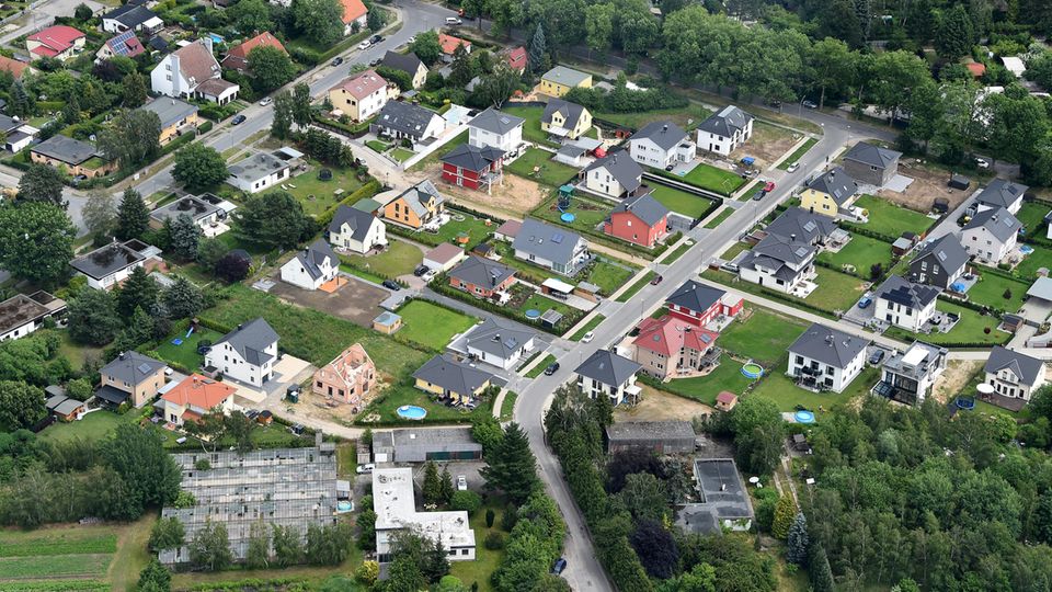 Grüner Rasen und Einfamilienhäuser
