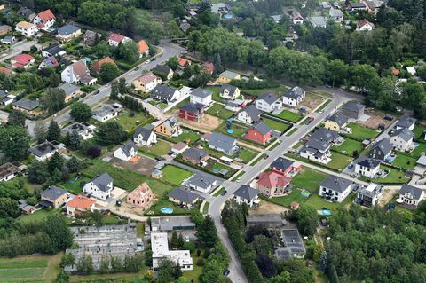 Grüner Rasen und Einfamilienhäuser