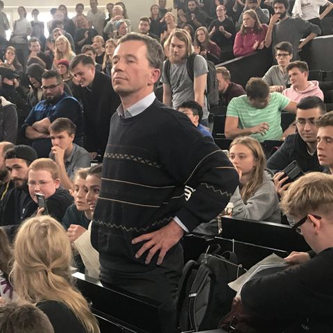 Bernd Lucke steht zwischen den Studierenden