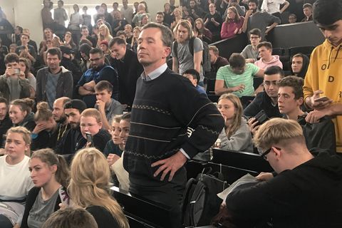 Bernd Lucke steht zwischen den Studierenden