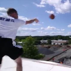 Ein besonderer Wurf: Vom Dach aus: Basketball-Trainer schafft Unglaubliches