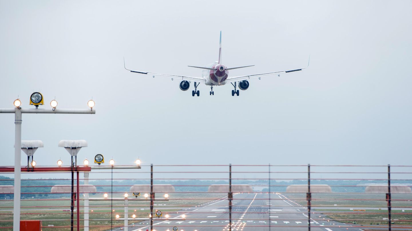 Ein Flugzeug landet am Helmut-Schmidt-Airport