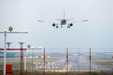 Ein Flugzeug landet am Helmut-Schmidt-Airport