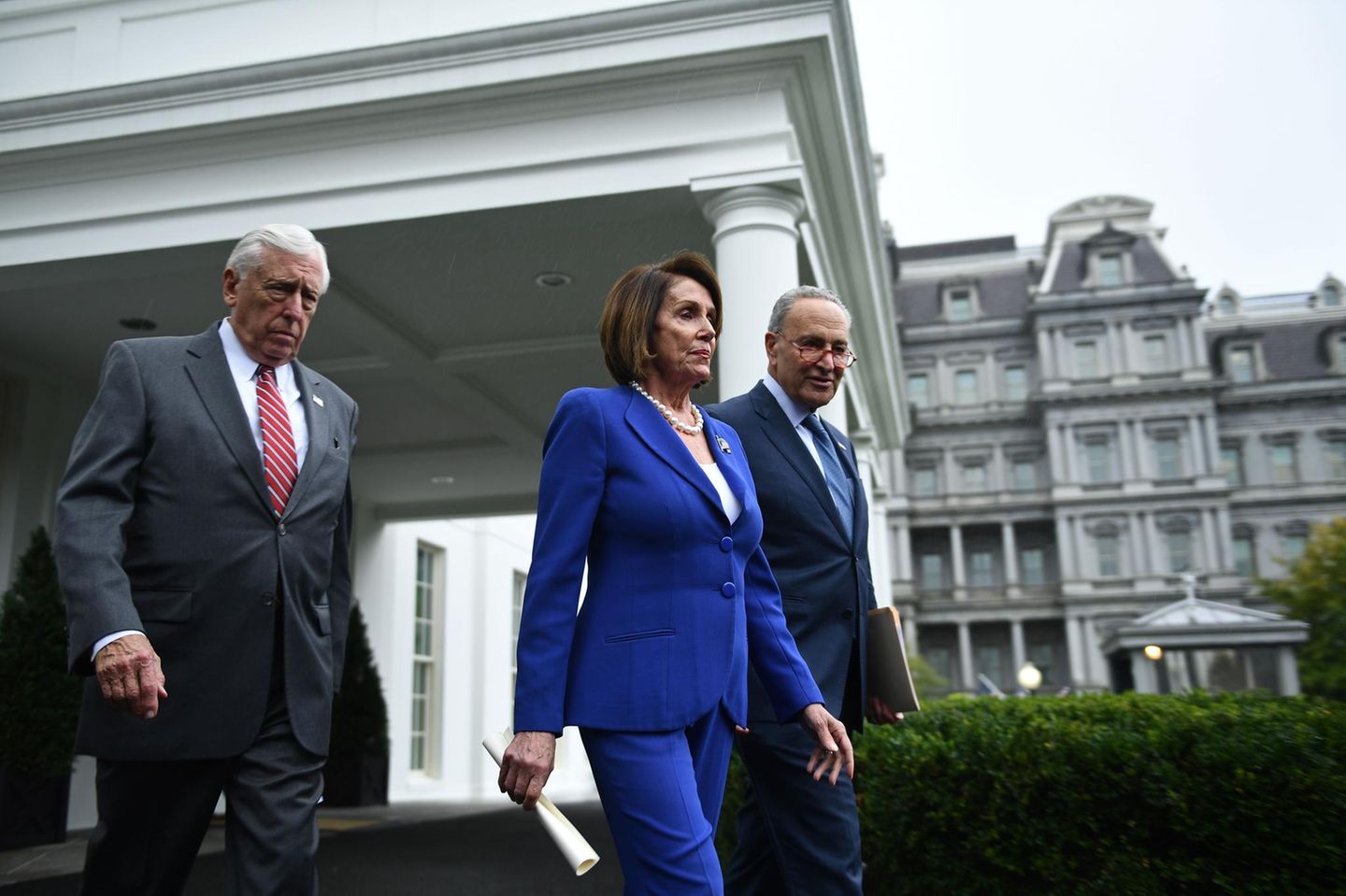 Nancy Pelosi verlässt mit ihren Parteifreunden Chuck Schumer und Steny Hoyer das Weiße Haus