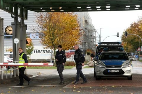 Polizisten vor dem Paketzentrum von Hermes in Haldensleben