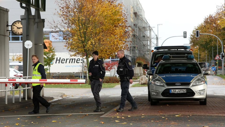 Polizisten vor dem Paketzentrum von Hermes in Haldensleben