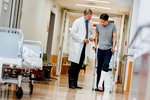 Ein mann mit Beinbruch im Krankenhaus