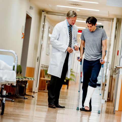 Ein mann mit Beinbruch im Krankenhaus