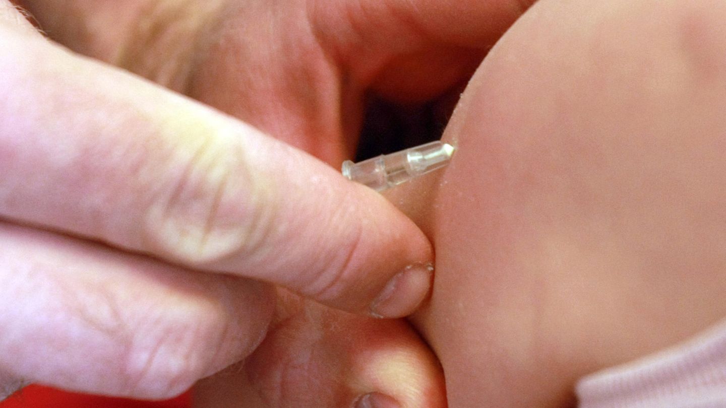 Ein Kinderarzt gibt einem Mädchen eine Masernimpfung