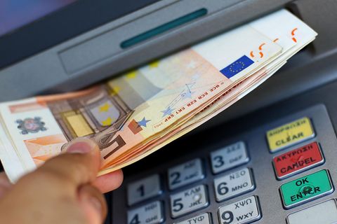 Kriminelle manipulieren Geldautomaten, sodass diese ihr gesamtes Bargeld ausgeben.